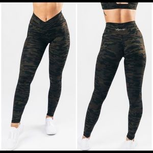 **SOLD** Alphalete Surface Power Leggings